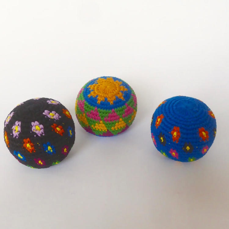 3 jongleringsbollar vikrade i olika mönstrer. Fast fyllning, men ändå mjuka i handen. Fair Trade.