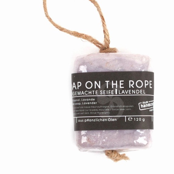 Sopa on the rope, fast, vegetabilisk tvål med lavendeldoft. Palmoljan från ekologisk odling. Fair Trade från Thailand.
