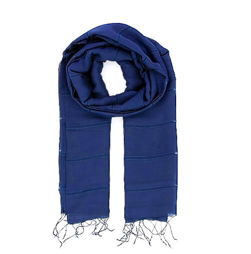 elegant sjal eller scarf i blå färg med mönster av brutna ränder, handgjort av siden och viskos i Vietnam för Fair Trade.