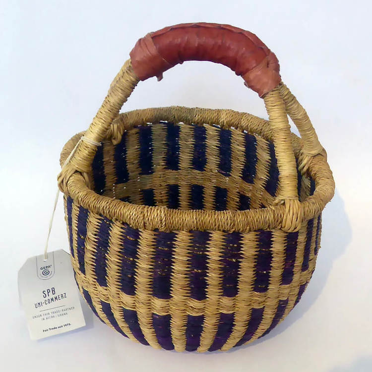 Handflätad korg Bolga, mini med handgrepp, natur/lila sträckmönster. Fair Trade från Ghana.