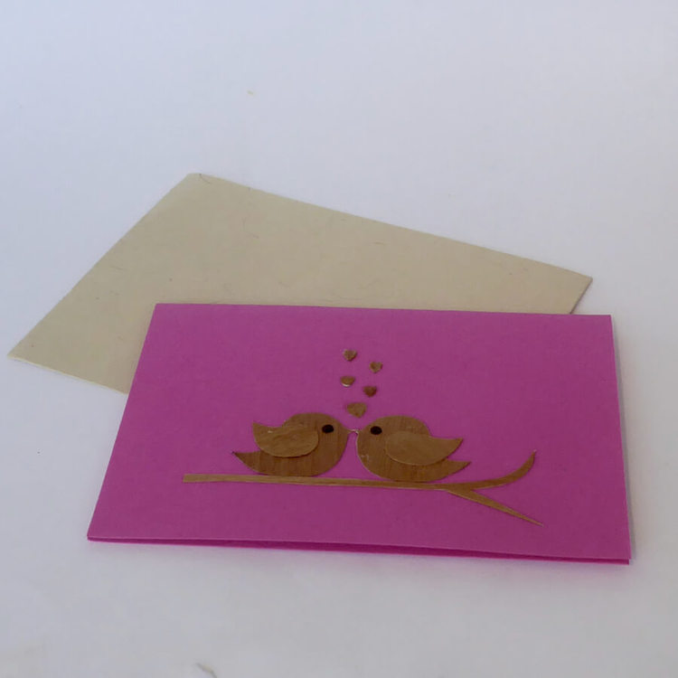 Dubbel brevkort med kuvert, handgjort  med två fåglar i kärlekstkvitter, Fair Trade från Bangladesh