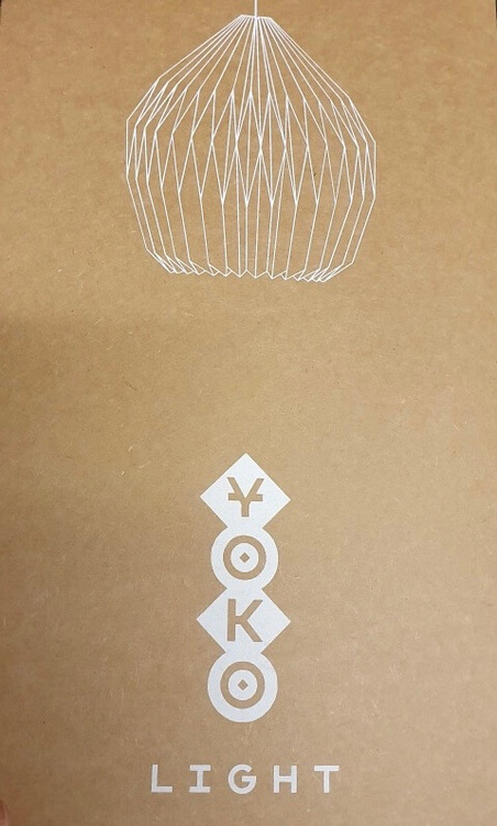 Yoko-lampskärm av kratongpapper, handgjord i origamiteknik i Indien för Fair Trade. Milt och varmt ljus. Förpackning.