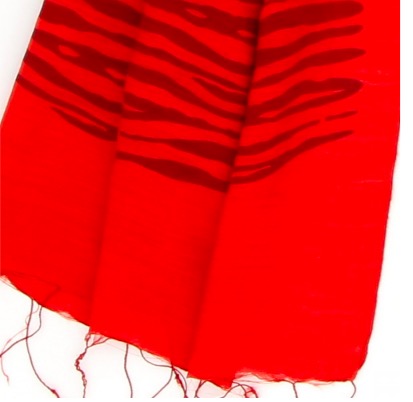 Sjal eller scarf i klarröd färg med zebra-mönster. Material viskos & siden/silke.Handvävd för Fair Trade i Vietnam. Detaljbild.