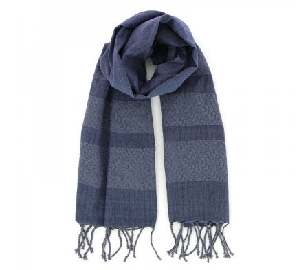 Herrsjal eller scarf i mörkblå färg med fransar. Handvävd bomull. Passar både dam och herr. Fair Trade från Vietnam.