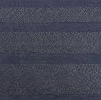 Herrsjal eller scarf i mörkblå färg med fransar. Handvävd bomull. Fair Trade från Vietnam. Detaljbild på mönstret.