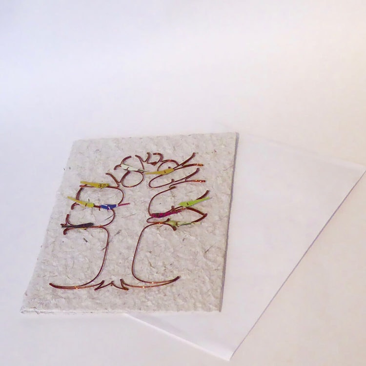 Brevkort på handgjort papper av vattenhyacint. Metallkonst LIvets träd med små fåglar. Med kuvert. Fair Trade Kenya.