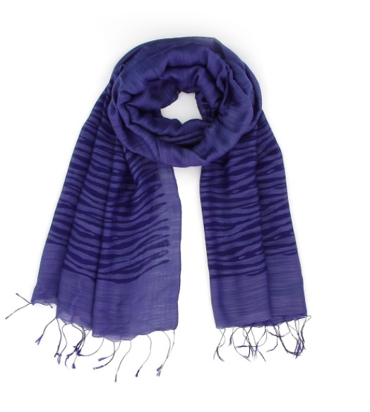 Sjal elelr scarf  i siden och viskos, blå. På änderna tryckt mönster av ränder. Fair Trade Vietnam, handvävd.