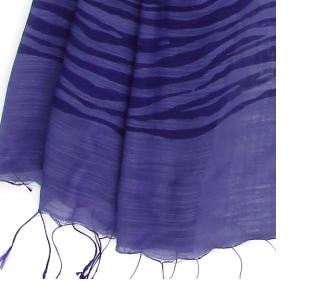 Sjal elelr scarf  i siden och viskos, blå. På änderna tryckt mönster av ränder. Fair Trade Vietnam, handvävd. Detaljbild.