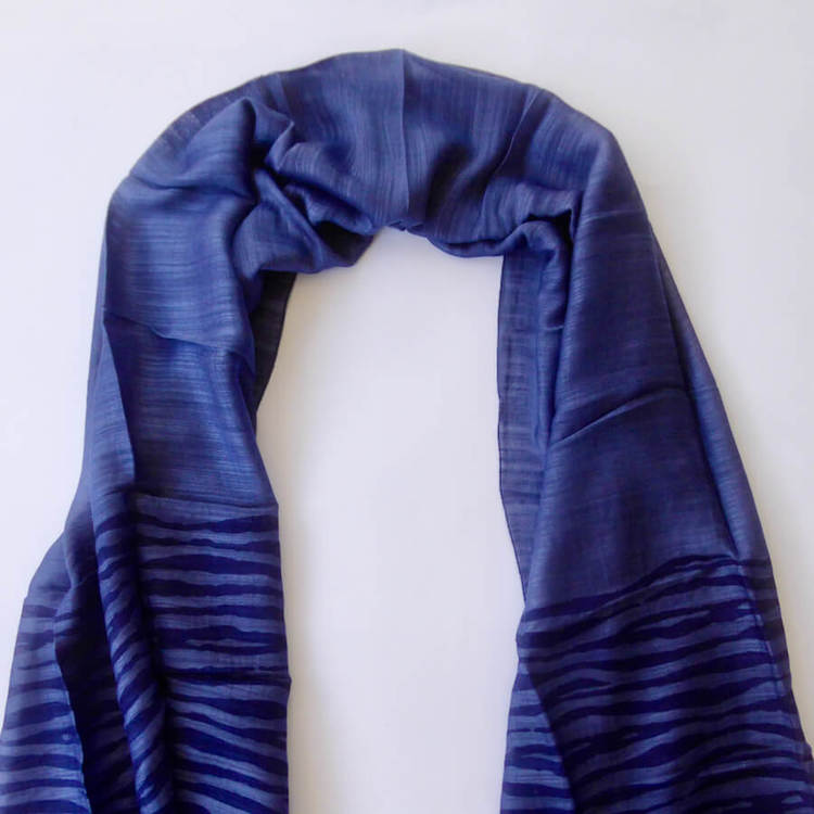 Sjal elelr scarf  i siden och viskos, blå. På änderna tryckt mönster av ränder. Fair Trade Vietnam, handvävd. Detaljbild.