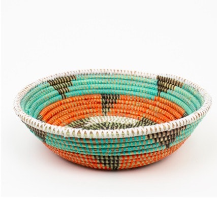 Brödkorg 25 cm, säv med återvunnet platsband, Fair Trade från Senegal för Afroart.