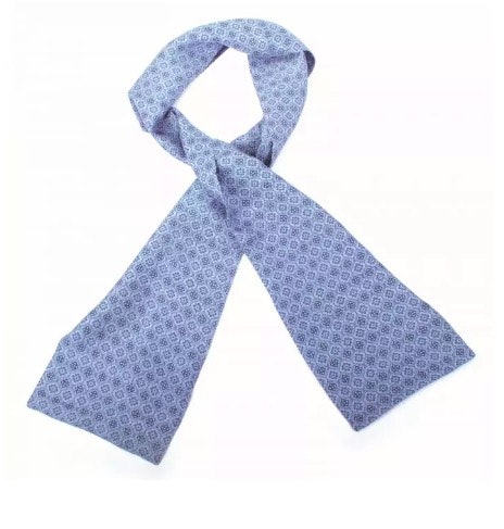Elegant plastrong eller ascot, en halsduk för män i ljusblå färg med sober ornament. Till avslappnade tillställningar och högtidliga event. Handvävd för Fair Trade i Indien.