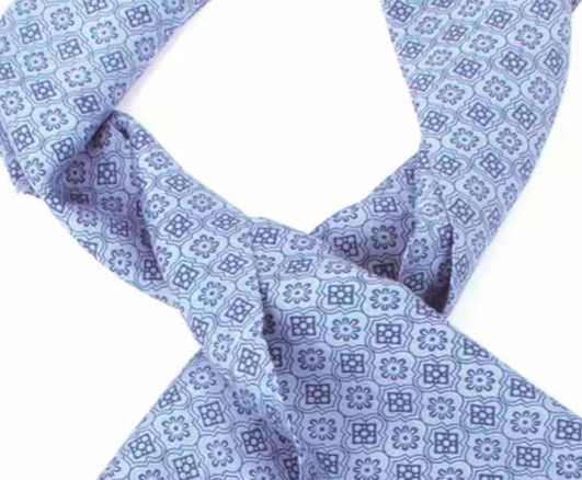 Elegant plastrong eller ascot, en halsduk för män i ljusblå färg med sober ornament. Detailjbild på mönstret. Till avslappnade tillställningar och högtidliga event. Handvävd för Fair Trade i Indien.