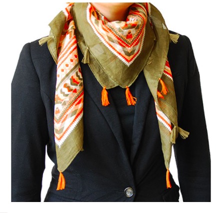 Kvadratisk scarf eller halsduk i grön-orange. Med fransar. Bomull. Fair Trade från Indien.