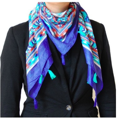 Kvadratisk scarf eller halsduk i blå-orange. Med fransar. Bomull. Fair Trade från Indien.