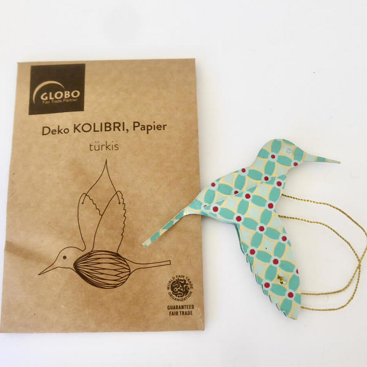 Kolibri som deko-hänge i papper, ihopfällbar. Bild med förpackning. Fair Trade.