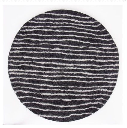 Rund sittdyna Felt Stripe från Afroart. Mörkgrå färg med vita ränder. Fair Trade från Nepal.