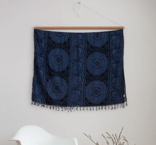 Vacker väggdekoration med Mandala-motiv, mörkblå. Även som strandklänning, sarong, sjal, med härlig sommarkänsla. Fair Trade från Thailand. Paigh.