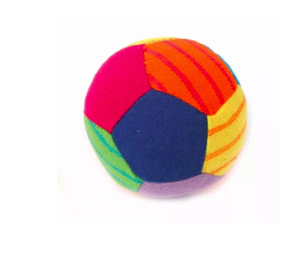 Mjuk boll i klara färger, med rassel inuti. Handvävd bomull, fyllning polyester. Present till bebis och småbarn. Fair Trade.
