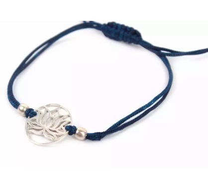 Armband med lotusblomma i mässing. Justerbart band av blå bomull. Fair Trade från Indien.
