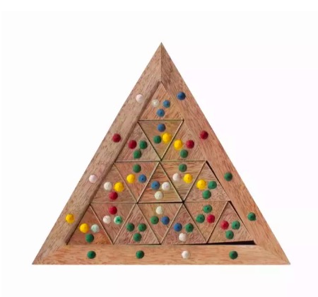 Klurigt triangel-geometripussel med små prickiga triangulära pusselbitar. Mangoträ. Fair Trade från Indien.