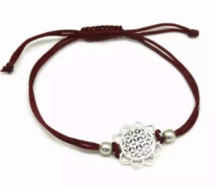 Armband i bomull, justerbart på ett snyggt sätt. Smyckets ornament är Livets blomma, silverfärgsd mässing. Fair Trade.