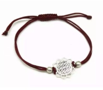 Armbasnd med justerbart bomullsband, smycket i form av Livets blomma i silverfärgad mässing. Fair Trade.