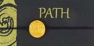 Armband Path / Vägen, gulddouble, Fairmined. Textilband, varierande längd. Fair Trade Colombia. Närbild på smycket.