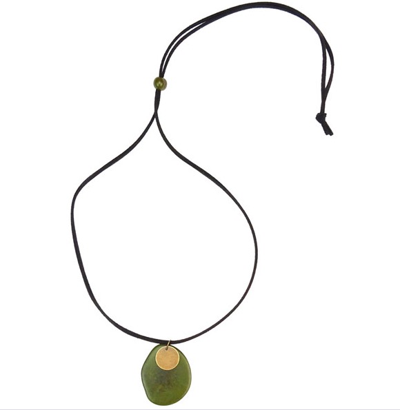 Halssmycke i 2 delar, taguanöt och mässing. Halsband av velour, längden kan varieras. Fair Trade från Colombia.