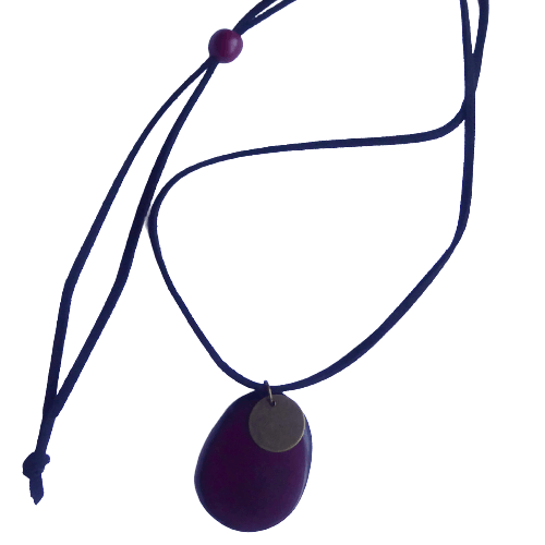 Halssmycke i två delar, taguanöt och mässingskiva. Med velourhalsband, max längd 60 cm, varieras med liten taguakula. Fair Trade.