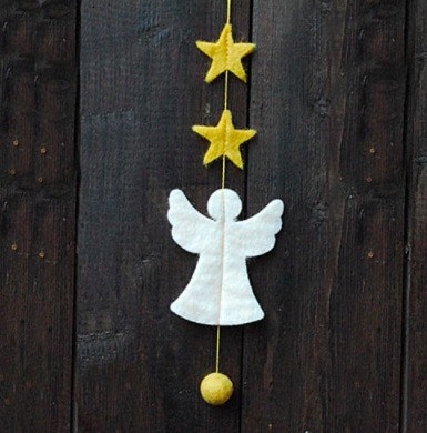Mingirlang med vit ängel och gula stjärnor. 30 cm. Handtovade. i Nepal. Fair Trade.