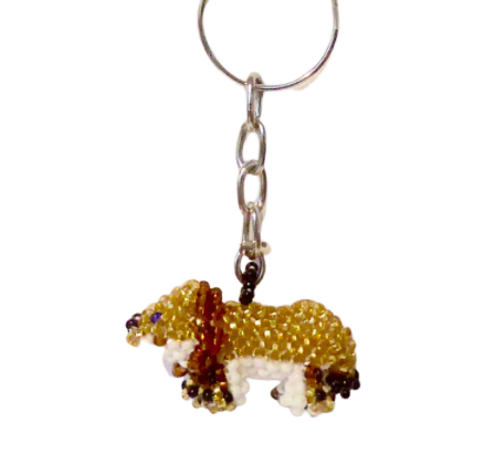 Nyckelring med ett lejonunge, handpärlad av pyttesmå glaspärlor. Fair Trade från Guatemala.