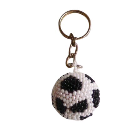 Nyckelring av små glaspärlor i form av en fotboll. En  present som uppskattas speciellt av fotbollsfansen! Tålmodigt & skickligt pärlad för Fair Trade.