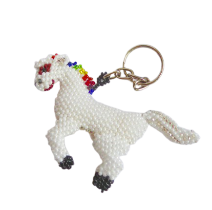 Nyckelringar av små glaspärlor, i form av djur: vit häst (skimmel) med färgglad man. Tålmodigt handarbete för Fair Trade.