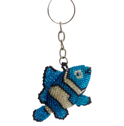 Nyckelring med pärlad fisk i silvrig och blå färg. Tålmodigt pärlad för hand i Guatemala. Fair Trade från Fair Monkey.
