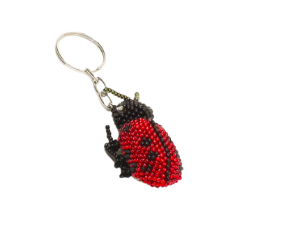 Nyckelring med djurmotiv, nyckelpiga. Handgjord av många, mycket små glaspärlor i röd och svart.