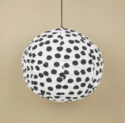 Lampskärm Big Dot från Afroart, diameter 50 cm. Svarta prickar på vitt bomullstyg. som den trasitionella rislampan, men utan stålställning.