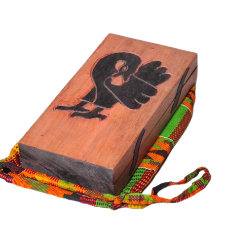 Oware, mancala, kalaha är ett brädspel för 2 personer. Enkelt strategispel, hopfällbart, med bomullspåse för förvaring. Fair Trade från Ghana.