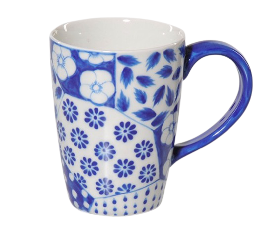 Mugg i gräddfärgad keramik med blått patchwork-mönster. Handgjord, Fair Trade från Vietnam.