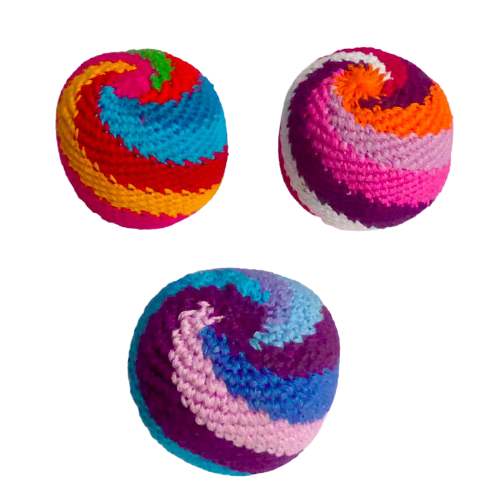 Jongleringsboll och anti-stressboll , virkad för hand i spiralmönster och olika färgkombinationer. Fair Trade från Guatemala.