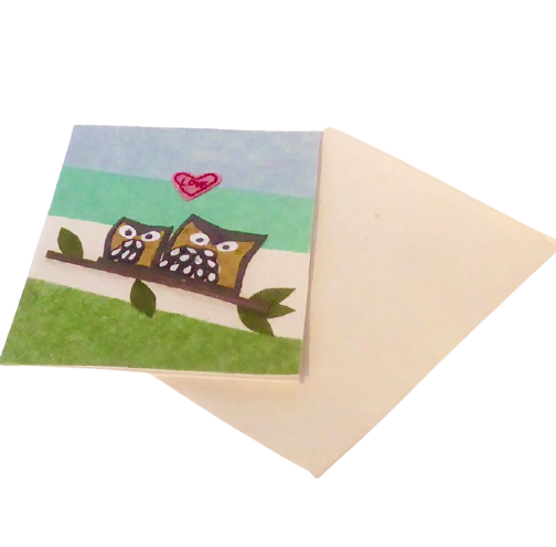 Dubbelt brevkort med kuvert, 11x15cm, motiv hjärteugglor på en gren. handgjort av vattenhyacint. Med kuvert. Fair Trade.