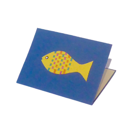 Handgjort brevkort av vattenhyacint. Motiv flätad fisk mot blå grund. Kuvert medföljer. Fair Trade Bangladesh.