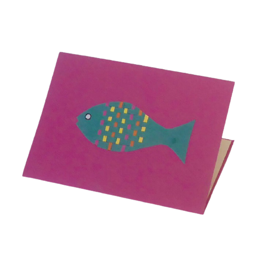 Handgjort brevkort, motiv på framsidan flätad fisk mot pink bakgrund. Kuverst medföljer. Papper från vattenhyacint.Fair Trade.