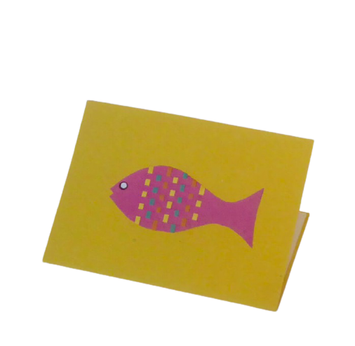 Handgjort brevkort med motiv flätad fisk mot gul bakgrund. Kuvert medföljer. Papper av vattenhyacint. Fair Trade
