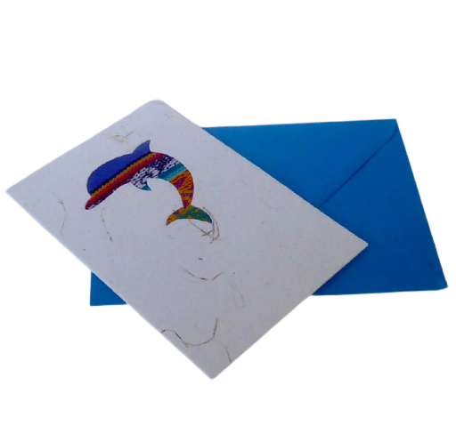 Handgjort brevkort av återvunnet papper och bananblad. Motiv delfin. Blått kuvert medföljer. Artizan International, Ecuador. Fair Trade.