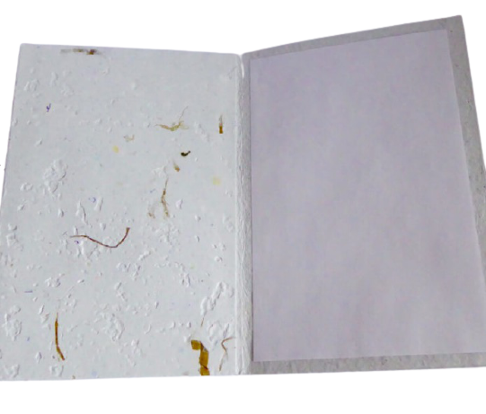 Handgjort brevkort av återvunnet papper och bananblad. Insidan med vit skrivark. Fair Trade.