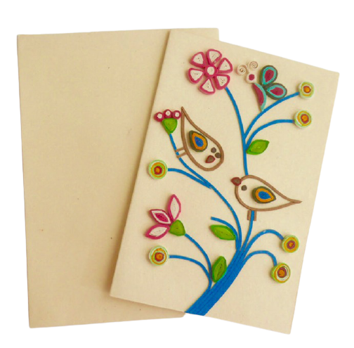 Dubbelt brevkort av kartongpapper med fastlimmat naturmotiv, fåglar & blommor. Handgjort. Kuvert medföljer. Fair Trade.
