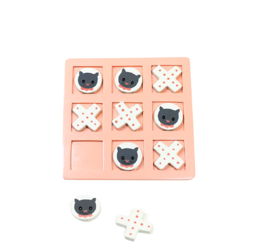 Luffarschack trä, rosa spelplan, 3 i rad. Brickorna är vita kryss med röda prickar & söta grå katthuvuden på vit rund platta. Två extra brickor.