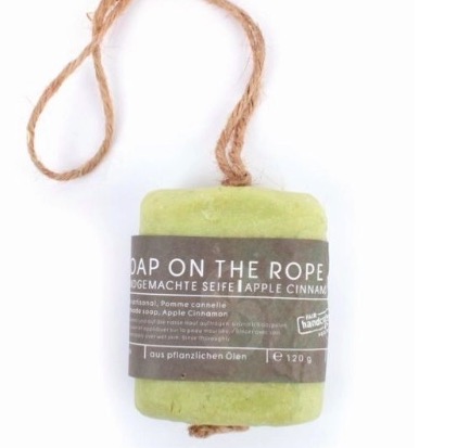 Fast tvål Soap on the rope, äpple och kanel. Handgjord för Fair Trade.