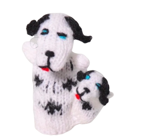 Fingerdocka, dalmatiner med unge, av handstickad alpackaull. En leksak som stimulerar språk, fantasi och gemenskap. Fair Trade från Peru.