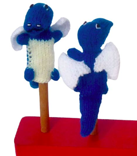 Handstickad fingerdocka, en liten drake i blå med vita vingar. Fram- och baksidan. Fair Trade från Peru.